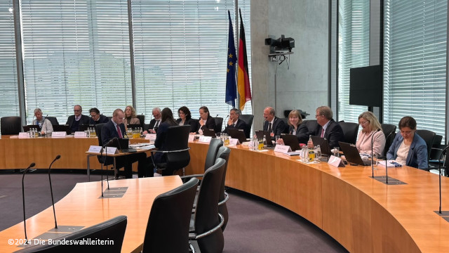 Dieses Bild zeigt die Mitglieder des Bundeswahlausschusses im Plenum. © Die Bundeswahlleiterin