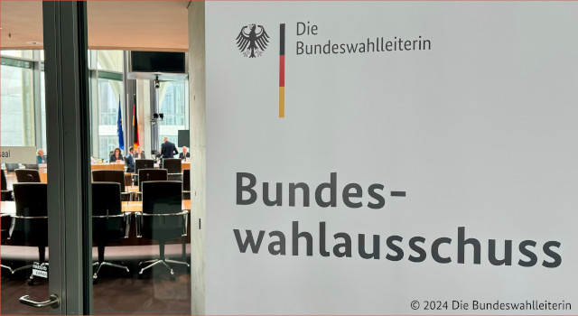 Dieses Bild zeigt ein Türschild mit der Aufschrift "Bundeswahlausschuss" vor dem Europasaal des Paul-Löbe-Haus-Hauses. © Die Bundeswahlleiterin