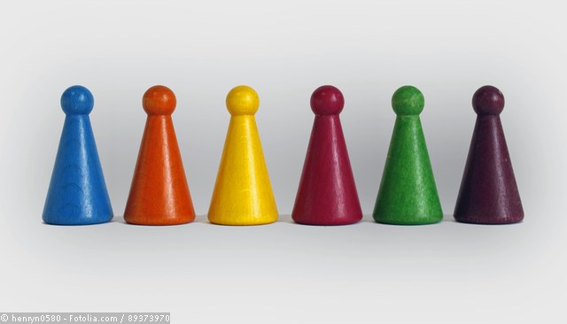 Dieses Bild zeigt Spielfiguren in unterschiedlichen Farben. © henryn0580 - Fotolia.com / 89373970