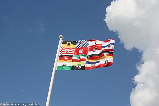 Dieses Bild zeigt eine Fahne mit den Wappen aller 16 Bundesländer. © Hero - Fotolia.com / 26072765